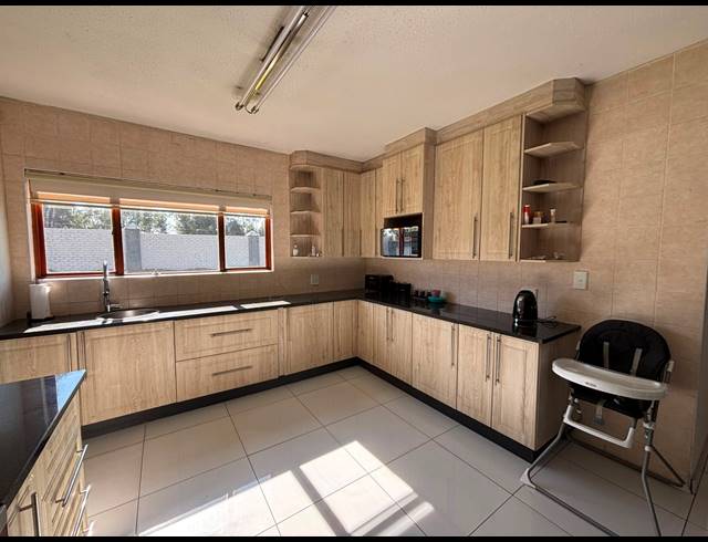 4 BEDROOM HOUSE FOR SALE IN HELDERWYK